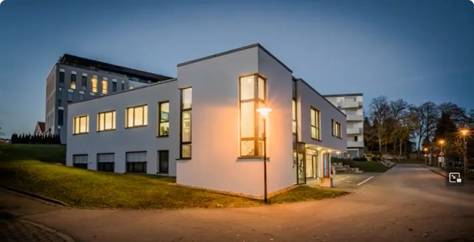 Vorschaubild des Videos: das O3 Orthozentrum Pfullendorf in der Abenddämmerung